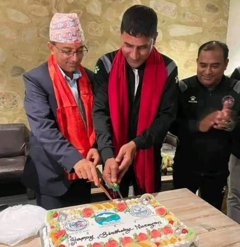 कर्मचारीको बर्थडे केकमा महानगरको लोगो, काट्न होटल पुगे पोखराका मेयर